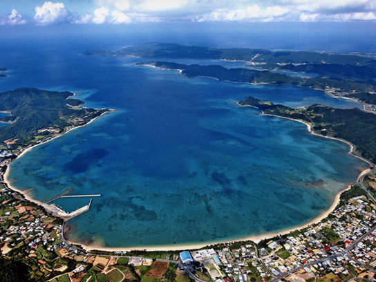 赤尾木クレーター湾の円形地形